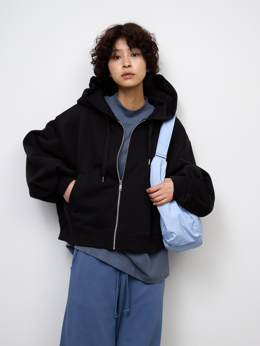 styling_tinder's tweet photo. GUから7月中旬発売予定の"スウェットバルーンスリーブフルジップパーカ"が可愛すぎる

名前の通り、風船のように膨らんだボリュームスリーブがポイント。
ボクシーシルエットでゆったりと着れて、目付を軽くすることで軽やかな着心地になってる

4色展開でコーディネートもしやすいのでまじでおすすめ https://t.co/Nu88JwwBf2