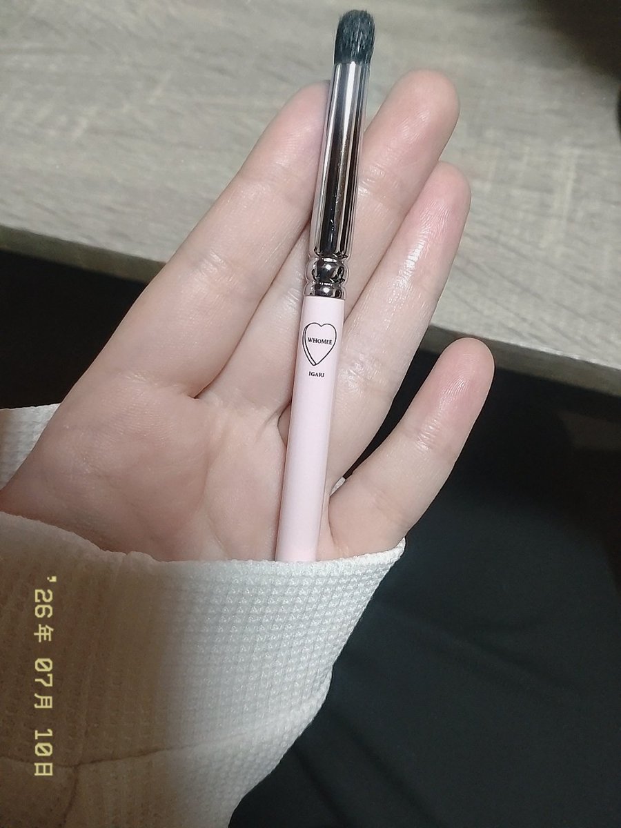 __GASSHOW__'s tweet photo. １５００円程度のものが７００円で売っていたので購入。シェーディングブラシです。鼻のシェーディングはこういうタイプの筆を使うと調整しやすいし鼻先もシュッとなるのでおすすめ。熊野筆である。 https://t.co/5eS5Op0bXV