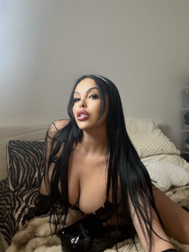 ReineMillaToky's tweet photo. RT &amp; Like , si tu aimes ta reine 👸🏻 en latex 🔥

 #findom #femdom #finsub #moneyslave  #feetfetish #soles #toes #domina #findomme https://t.co/J77zSuCMpG