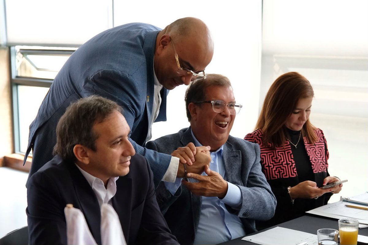 JesusLeonInsig's tweet photo. Hoy en la Asamblea General de @ASOCARS compartimos ideas y experiencias sobre el futuro de la gestión ambiental, junto a @fabio_arjona ministro de Ambiente designado por @ABDELAESPRIELLA, y los directores de las CAR del país. Seguimos trabajando por una Colombia más sostenible🌱 https://t.co/phcEQwDRCF