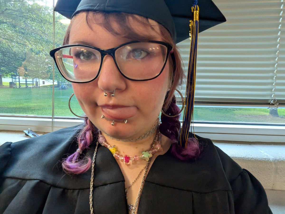 tyingmyshu's tweet photo. #graduating https://t.co/durSpqPPB3