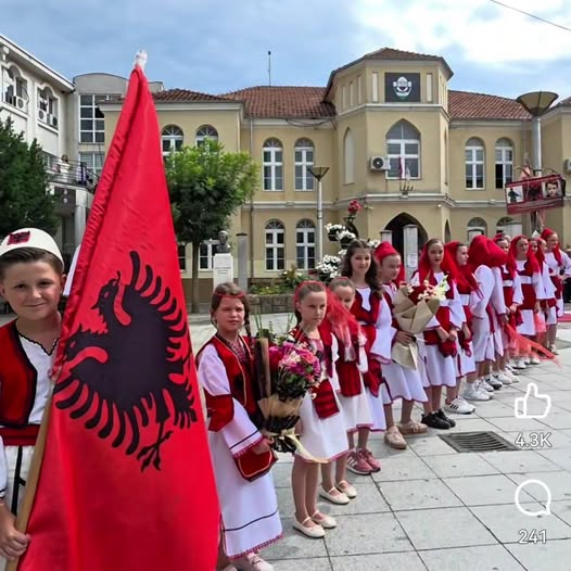 andrejic_bojan's tweet photo. Kakvo poniženje za Srbiju!
Bujanovac i Preševo bez Srpskih zastava dočekali predsednika Albanije okruženog dugim cevima njegovog obezbeđenja.
Veleizdajnik je ovo dozvolio Ohridskim sporazumom!
Režimski mediji se ponašaju kao da se ovo dogodilo u Zimbabveu. https://t.co/iYjzv0ZqDg