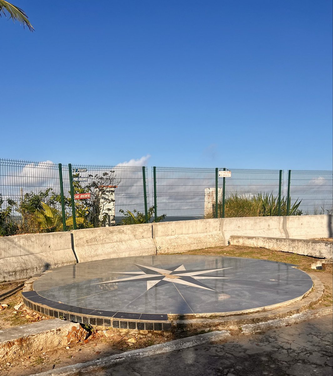fitolima's tweet photo. No extremo leste do continente americano, o Mirante do Seixas oferece uma das vistas mais privilegiadas do litoral paraibano. O local abriga o Cajueiro Mais Oriental uma árvore simbólica que cresce à beira das falésias, marcando um dos pontos mais emblemáticos de João Pessoa. https://t.co/FqHCKrSpkm