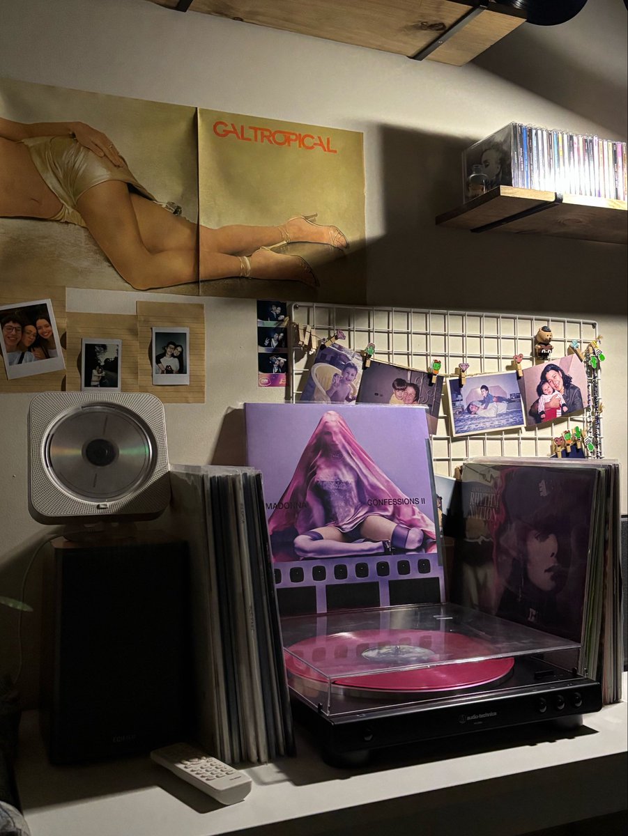 uttstyles's tweet photo. na moral, eu amo meu cantinho do vinil/cd https://t.co/hdDIpkvi36