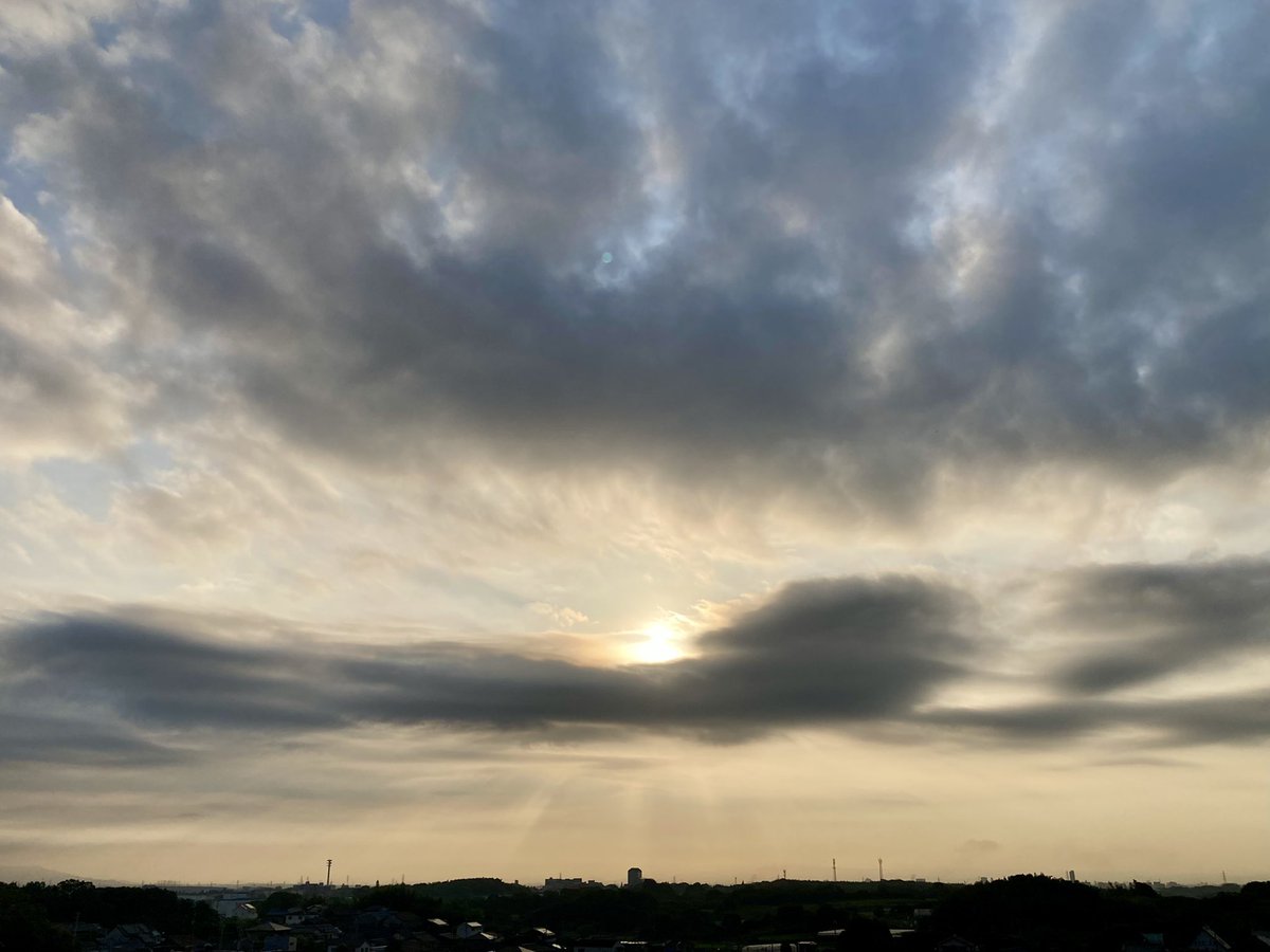 APpreciation4_'s tweet photo. 雲の隙間から溢れ出す朝の光 https://t.co/Rqlcs3O8tr