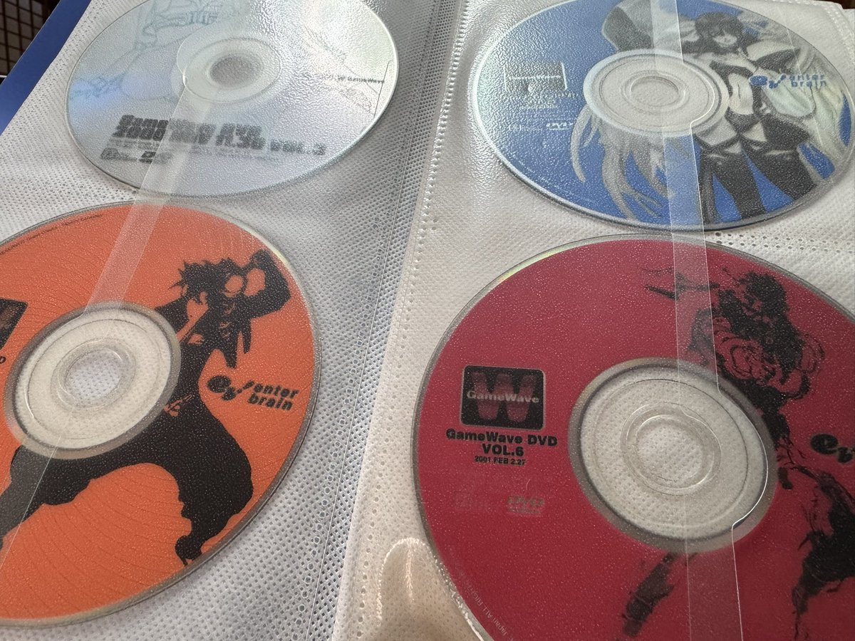 okamuretrogames's tweet photo. 当時ファミ通のGameWave DVDが好きすぎて2000年のVOL.1〜2002年のVOL.28（名前がファミ通Waveに変わってます）まではほぼ全部残してありました✨

大学卒業あたりでGameWaveも卒業したとおもわれます...。

#ファミ通
#GameWave
#ファミ通Wave https://t.co/jG5idF47L4