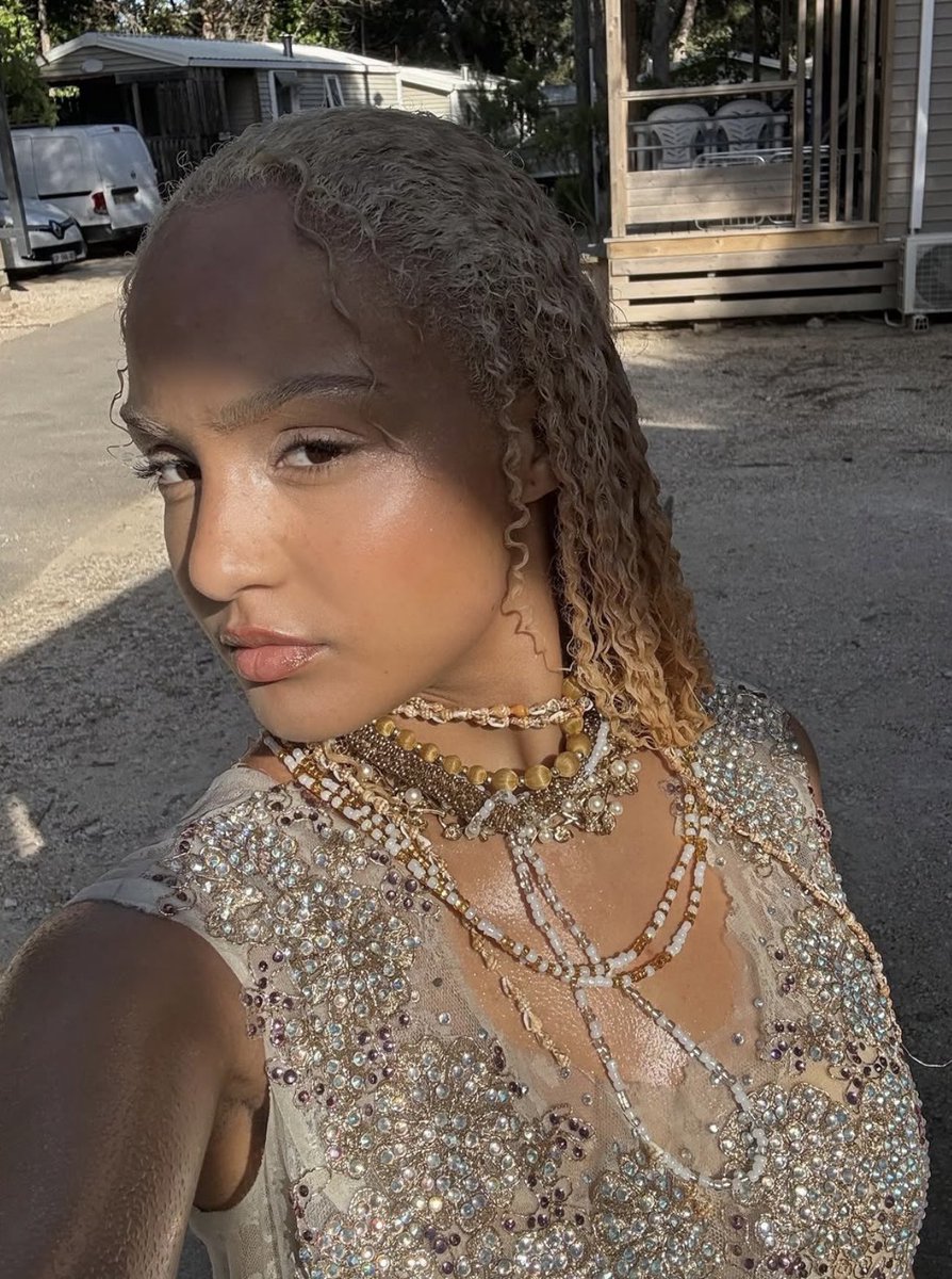 By_Syana's tweet photo. « Même si tout t’attire chez moi j’y peux rien tout t’attire chez moi » Candice OUI #nenuphar https://t.co/awthXbsZ78