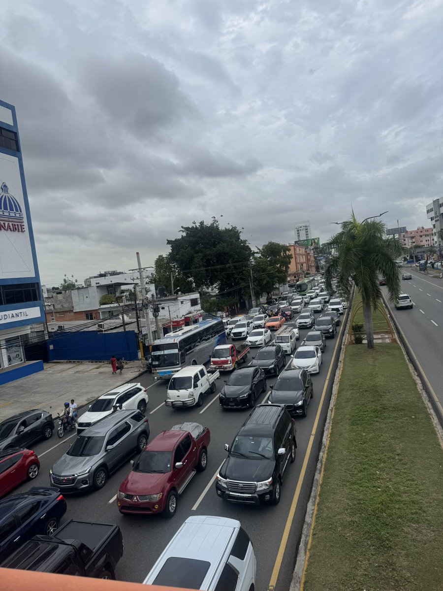 Marvelo30's tweet photo. Así anda el tránsito próximo a la Plaza de la Bandera 🇩🇴 https://t.co/NiV6iJFAE6