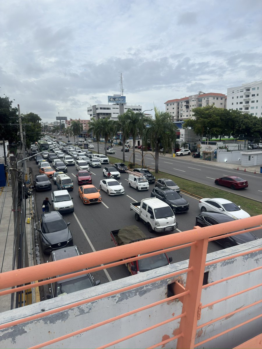 Marvelo30's tweet photo. Así anda el tránsito próximo a la Plaza de la Bandera 🇩🇴 https://t.co/NiV6iJFAE6
