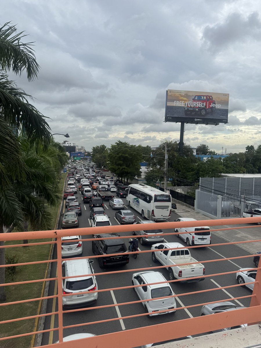Marvelo30's tweet photo. Así anda el tránsito próximo a la Plaza de la Bandera 🇩🇴 https://t.co/NiV6iJFAE6
