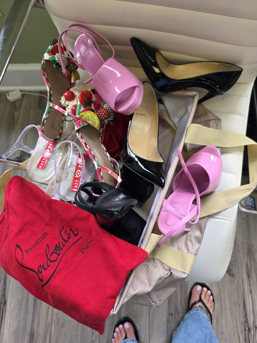 Rebeccaluxe_'s tweet photo. When you have branding photos but also a shoe addiction 🤭 Hard to narrow it down https://t.co/ppCgntSsmp