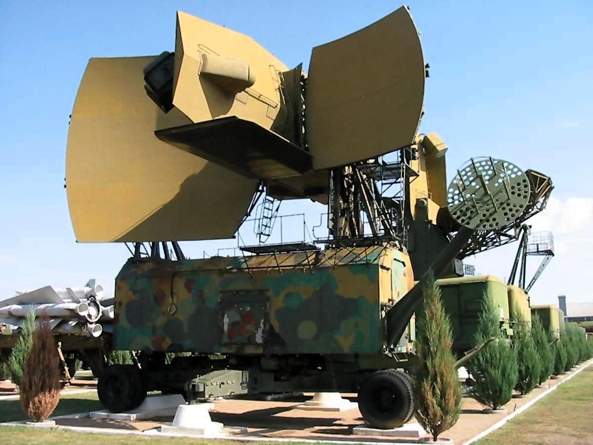 SovMilAnalysis's tweet photo. It's unlikely the Ukrainian S-200s use the old legacy Square Pair engagement radar, which is large, cumbersome, and vulnerable to jamming. It's far more likely some hybridisation is at work, with a newer radar being used for targeting.

https://t.co/aiKbRRT5en https://t.co/SxfiOdAhVR