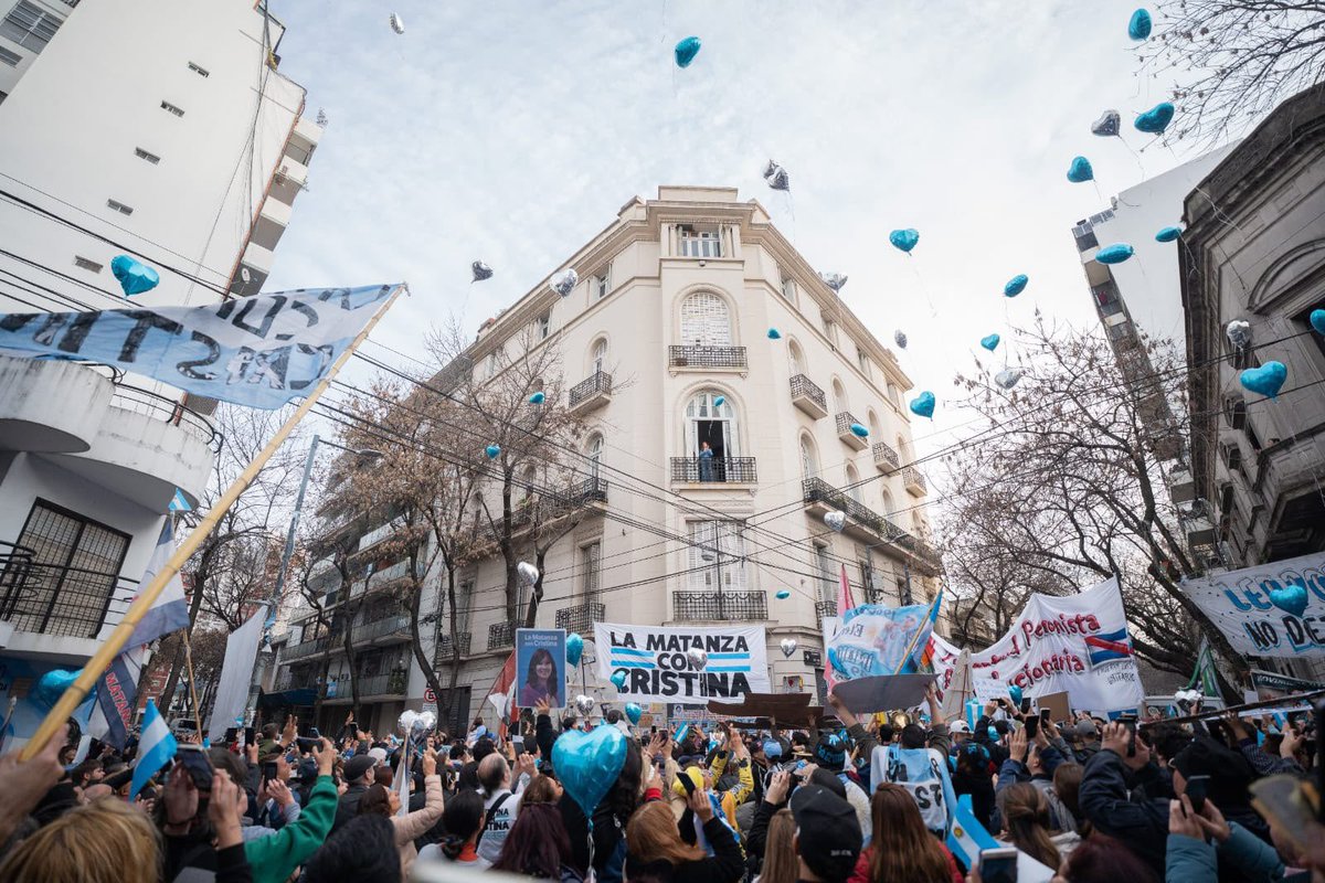 Macarena_ram's tweet photo. El kirchnerismo de La Matanza fue a San Jose 1111 y Tignanelli le pegó a Espinoza y Magario. 

“Es lamentablemente que tanto el intendente Fernando Espinoza como la vicegobernadora se hayan alejado de Cristina y no están hoy dando desde la gestión municipal las respuestas que los vecinos necesitan”, dijo.