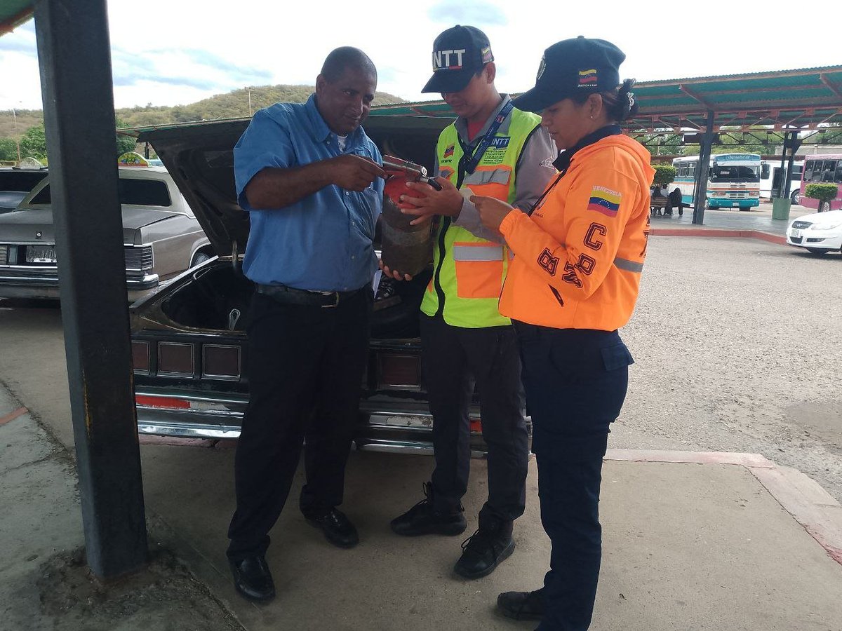 InttContigo's tweet photo. Con el fin de garantizar una movilidad segura, servidores públicos del INTT despliegan jornadas de supervisión a las unidades que prestan servicio desde el Terminal de Pasajeros de Carora, en el estado Lara. https://t.co/ktpMwbFlpj