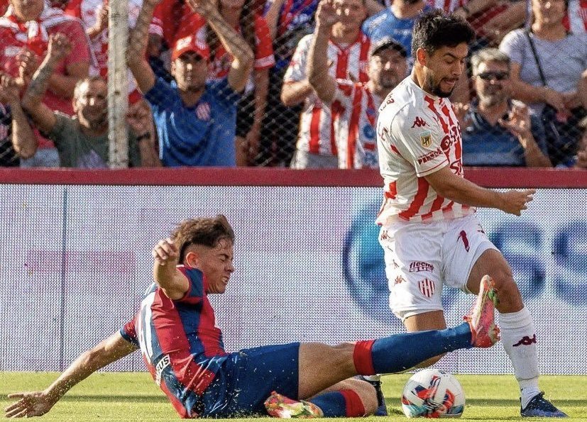 HablemosDeSL's tweet photo. ⚫️🕊💬 DOLOR Y AGRADECIMIENTO.

🗣 "Siempre voy a estar agradecido por haber confiado en mí y por darme la oportunidad de cumplir el sueño de jugar en Primera".

📲 El mensaje de despedida de Agustín Giay para Fernando Berón, quien lo hizo debutar en #SanLorenzo en abril de 2022. https://t.co/5LbDQ6nOCR