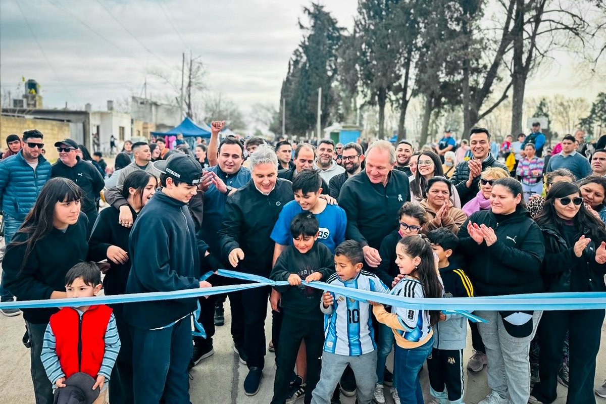 MartinLlaryora's tweet photo. LA PATRIA TAMBIÉN SE CELEBRA HACIENDO 

No hay mejor manera de conmemorar este #9DeJulio que inaugurando obras que transforman la vida de la gente. 

Me dio una enorme alegría compartir este día patrio junto a los vecinos de barrio Alberdi, en la ciudad de #RíoCuarto, donde habilitamos 16 nuevas cuadras de hormigón, una obra que forma parte del Plan de 100 Cuadras de Pavimento que ejecutamos de manera conjunta entre la Provincia y el Municipio.

Este era un compromiso asumido con los vecinos y hoy es una realidad. Así entendemos la gestión: cumpliendo la palabra y llevando soluciones concretas a cada barrio. 

Porque una ciudad se desarrolla con grandes obras estratégicas, como la Circunvalación que estamos haciendo, pero también con intervenciones que mejoran la vida cotidiana de las familias, como el pavimento, la infraestructura urbana y la recuperación de los espacios públicos.

#HacerParaCrecer