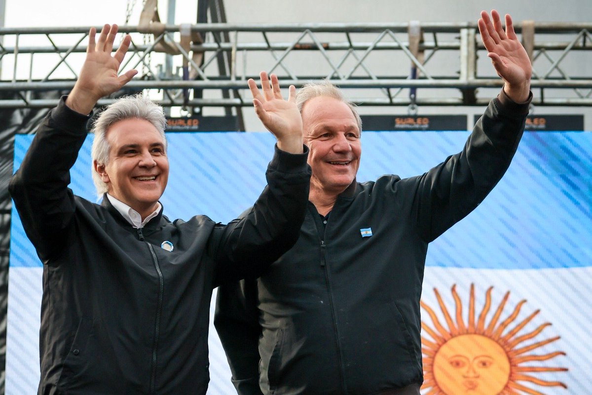 MartinLlaryora's tweet photo. LA PATRIA TAMBIÉN SE CELEBRA HACIENDO 

No hay mejor manera de conmemorar este #9DeJulio que inaugurando obras que transforman la vida de la gente. 

Me dio una enorme alegría compartir este día patrio junto a los vecinos de barrio Alberdi, en la ciudad de #RíoCuarto, donde habilitamos 16 nuevas cuadras de hormigón, una obra que forma parte del Plan de 100 Cuadras de Pavimento que ejecutamos de manera conjunta entre la Provincia y el Municipio.

Este era un compromiso asumido con los vecinos y hoy es una realidad. Así entendemos la gestión: cumpliendo la palabra y llevando soluciones concretas a cada barrio. 

Porque una ciudad se desarrolla con grandes obras estratégicas, como la Circunvalación que estamos haciendo, pero también con intervenciones que mejoran la vida cotidiana de las familias, como el pavimento, la infraestructura urbana y la recuperación de los espacios públicos.

#HacerParaCrecer