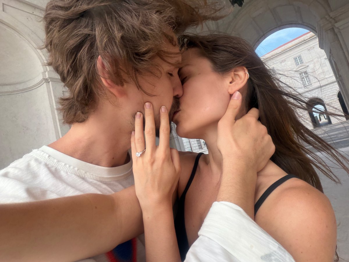 loversphotos's tweet photo. one kiss, forever feeling https://t.co/8M8PyzYpuK