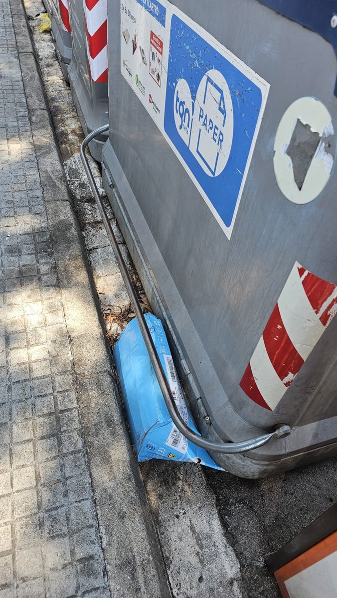 Plat_TgnaNeta's tweet photo. #tarragona #tarragonabruta 
Quan renten els contenidors per fora i el terra i l'interior dels mateixos estan bruts i plena de brossa... no es pot aguantar la pudor que fa... i la imatge i tot plegat... https://t.co/qBoStWfVQ9