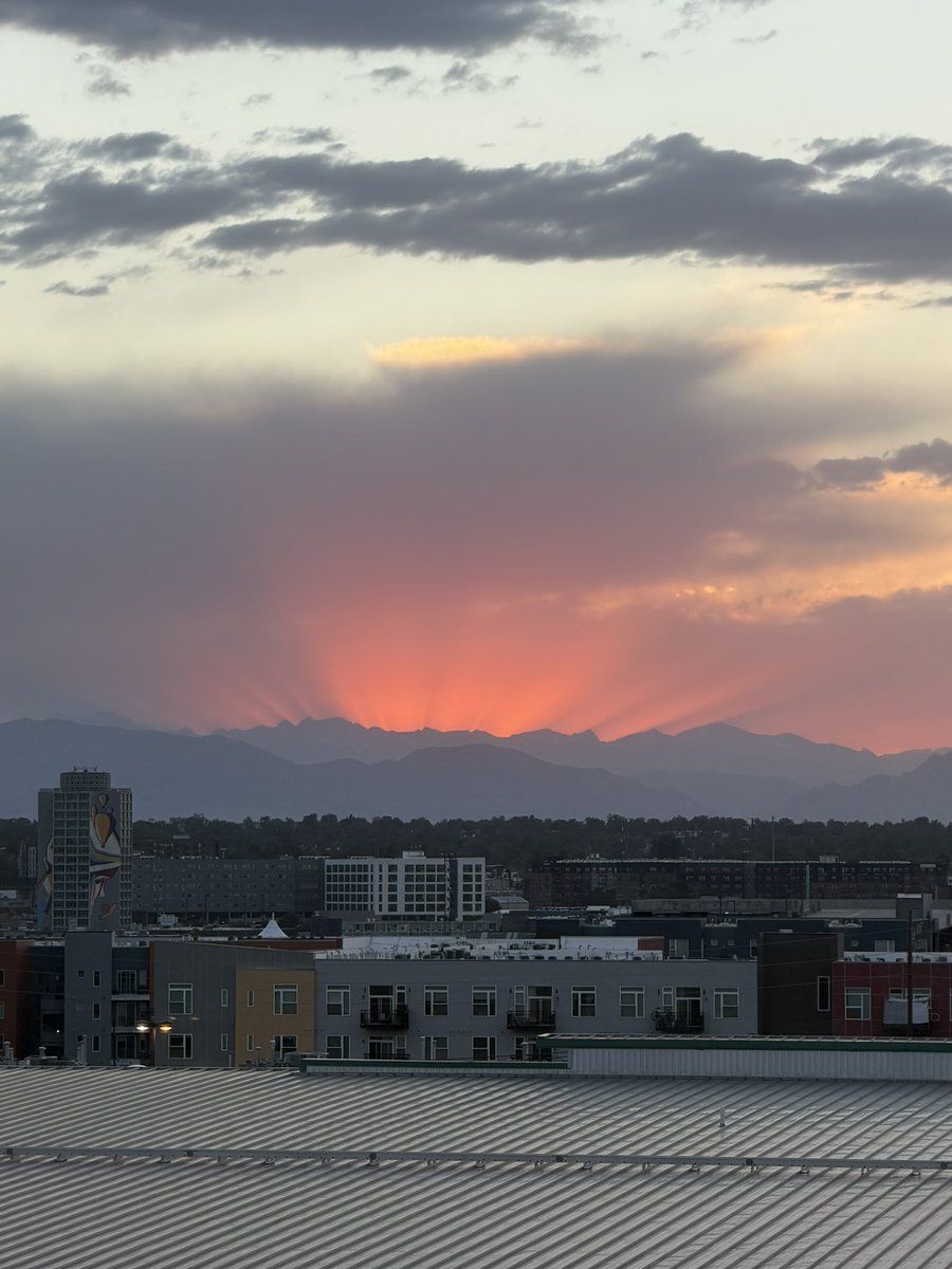 Paul_Carter's tweet photo. @marenad98 Been here 4 years and I am still amazed everyday looking out our apartment patio and seeing those mountain views 🌇 https://t.co/WiHEhjwED5