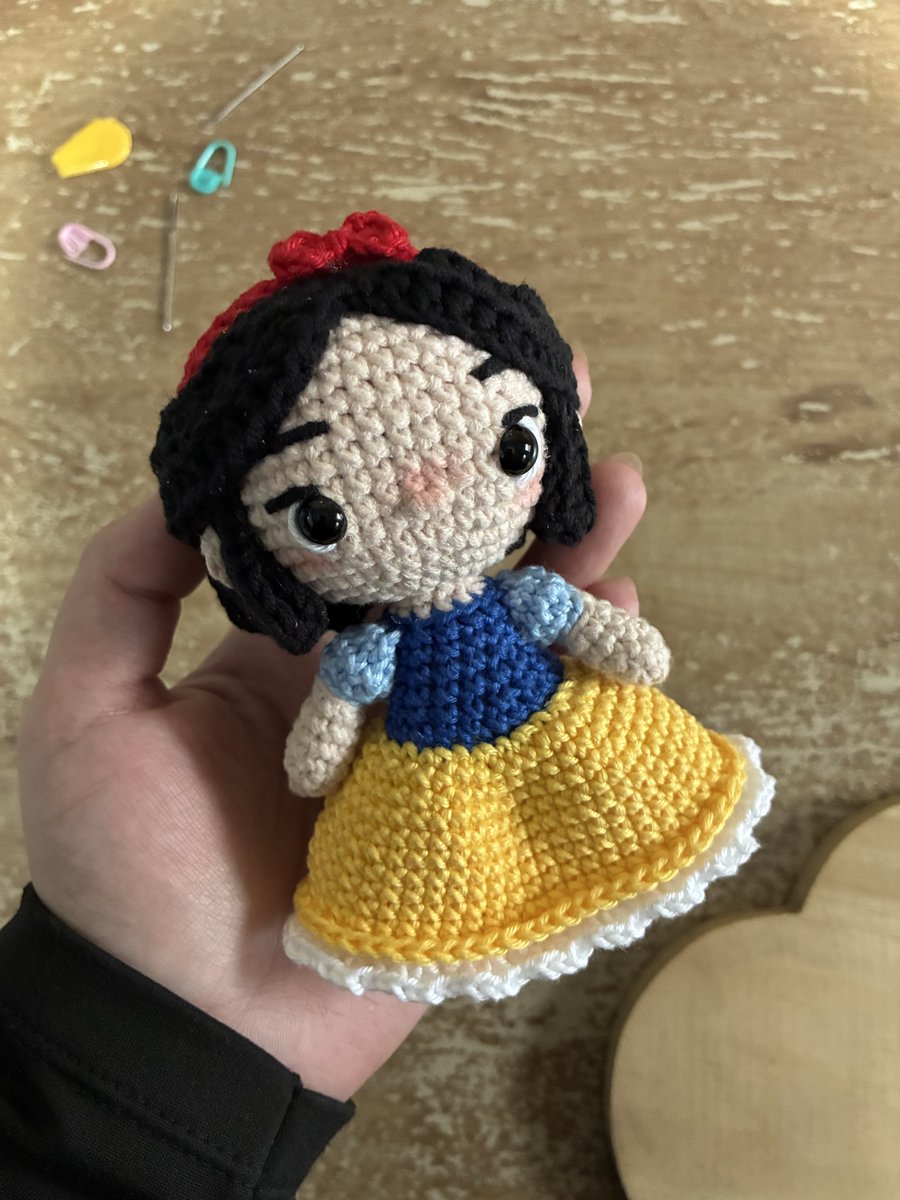 bellasout's tweet photo. OLHEM ESSA PRINCESINHA AQUI 🥺

estou aceitando encomendas de qualquer princesa da disney! os valores variam conforme o tamanho e detalhe da boneca (isso se aplica a qualquer personagem), para mais informações ℹ️ me chame no ig @ bubblecroche 🫧 🩷 https://t.co/CgxS7lhfYB