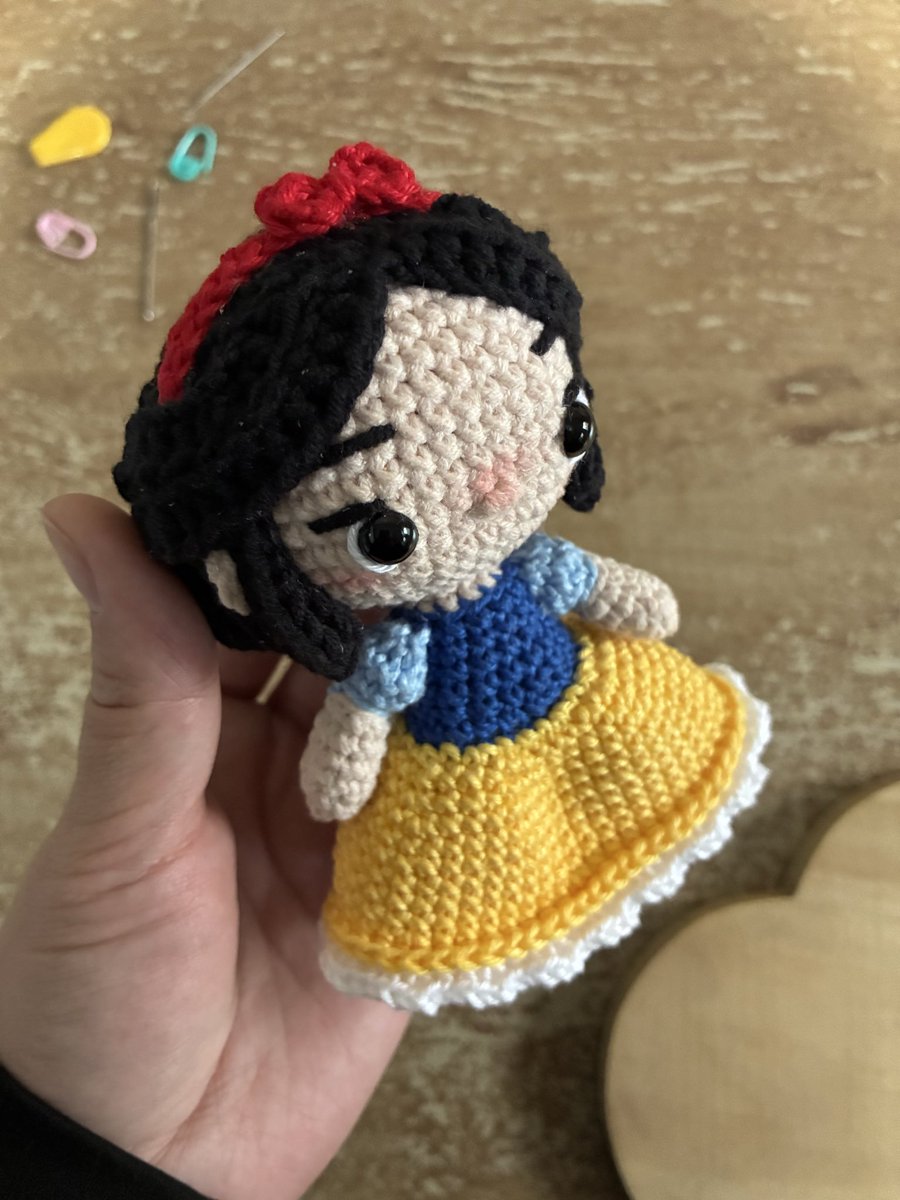 bellasout's tweet photo. OLHEM ESSA PRINCESINHA AQUI 🥺

estou aceitando encomendas de qualquer princesa da disney! os valores variam conforme o tamanho e detalhe da boneca (isso se aplica a qualquer personagem), para mais informações ℹ️ me chame no ig @ bubblecroche 🫧 🩷 https://t.co/CgxS7lhfYB