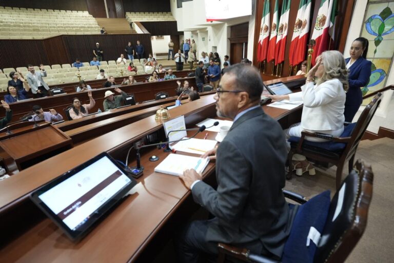 congresosinaloa's tweet photo. Congreso del Estado aprueba la reestructuración de 13 Comisiones Permanentes para fortalecer el trabajo legislativo.
Lee todos los detalles aquí: 👉 https://t.co/yxd17vc4Ci https://t.co/9DGqAtUEiQ
