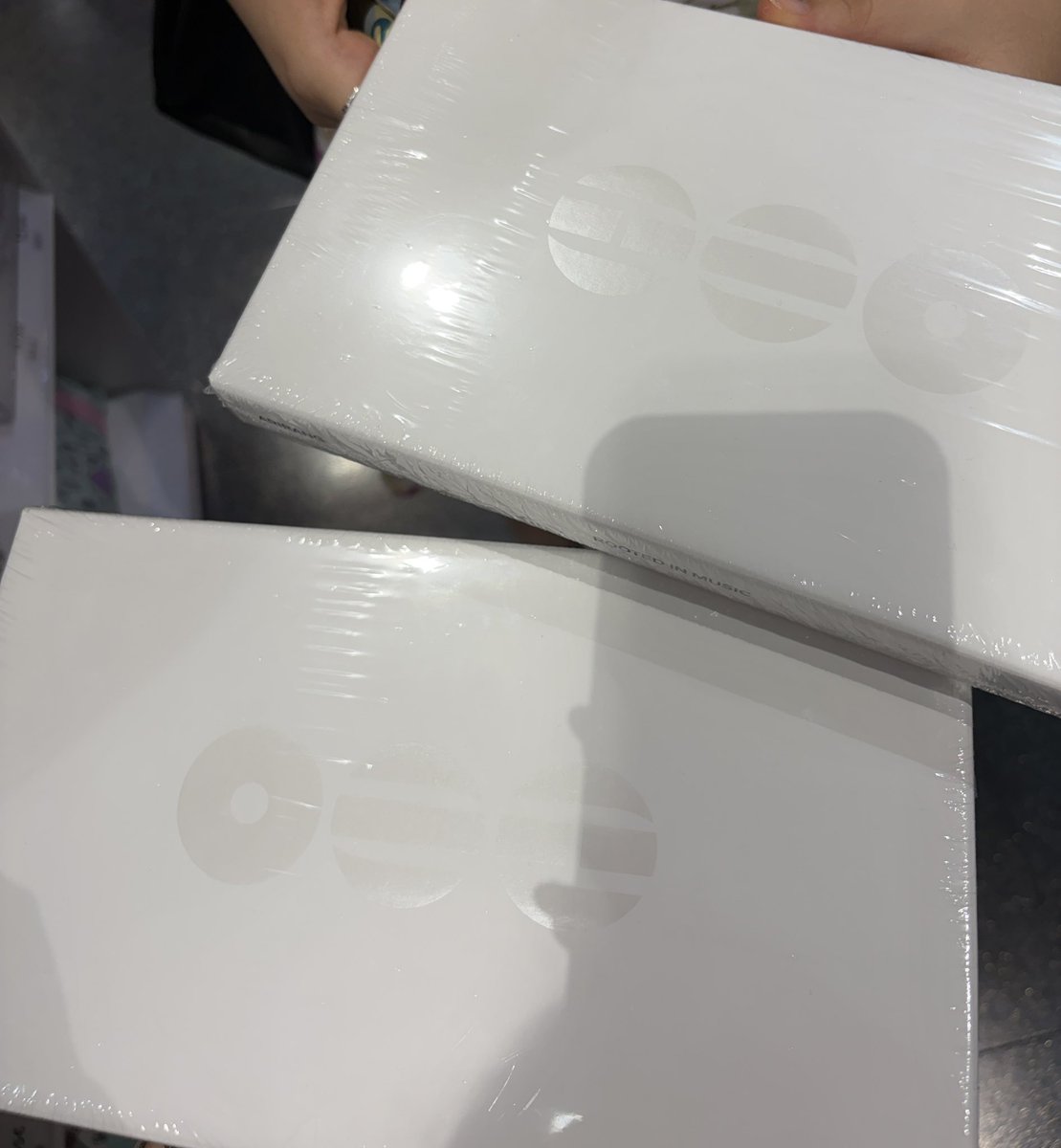 _dasskim_'s tweet photo. Lo dije y lo cumplí, mi plan de tarde comprar álbumes de BTS y punch 😌 https://t.co/qpbiFAdPmD