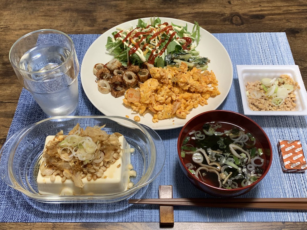 living_alone223's tweet photo. おはようございます！

昨夜は晩飯片付けた後リビングのヨギボーで明るい中寝落ちしてました😴昨夜の晩飯をここに供養していきたいと思います

夜は二連続麺類ですがマルタイの棒ラーメン豚骨味🐷今朝はキムチ入りスクランブルエッグです♪ご馳走様〜！
#一人暮らし　#自炊
#料理好きな人と繋がりたい https://t.co/oweOywxI4k