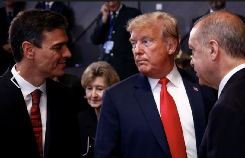 JMMartinMoreno's tweet photo. #ReflexionesJMMM - Cuando la política pierde altura, cuidemos nosotros la mirada

Estos días hemos vuelto a asistir a uno de esos episodios internacionales que dejan una mezcla de perplejidad, cansancio y, si uno no quiere tomárselo todo demasiado a pecho, también un cierto sentido del humor.

Donald Trump volvió a cargar contra España en el contexto del debate sobre el gasto en defensa de la OTAN, llegando a describirnos como un “socio terrible” y una “causa perdida”, además de amenazar con cortar el comercio con nuestro país. Poco después, el tono pareció moderarse, mientras desde España se restaba dramatismo al desencuentro y se hablaba incluso de una conversación cordial en la que, según Pedro Sánchez, se trataron temas como el Mundial de fútbol y el golf.

Y uno no puede evitar preguntarse si la política internacional, que debería ser un espacio de responsabilidad, prudencia y visión de futuro, no se ha convertido demasiadas veces en una sucesión de gestos, titulares, descalificaciones maleducadas, rectificaciones apresuradas y bajísimo nivel intelectual.

Pero quizá precisamente por eso conviene no dejarnos arrastrar del todo por el ruido.

No para ser ingenuos, ni para ignorar la gravedad de los asuntos públicos. Sino para recordar que la dignidad personal y colectiva también se defiende cuidando el tono, el criterio y la serenidad. Cuando la política pierde altura, la ciudadanía no debería perderla con ella.

A veces el mundo parece empeñado en ofrecernos motivos para la irritación. Pero también nos ofrece, cada día, motivos para seguir creyendo: una conversación amable, una persona que ayuda sin alarde, una familia que se reúne, un profesional que cumple, un gesto de humor que desactiva la tensión, una pequeña bondad que no sale en los titulares pero sostiene la vida.

Tal vez no podamos arreglar el nivel del debate público en un solo día.

Pero sí podemos decidir no empeorarlo.

Y quizá ahí empieza una forma humilde de resistencia: no perder el sentido del humor, no abandonar la educación, no renunciar a la esperanza y seguir poniendo el foco, con lucidez y gratitud, en todo lo bueno que todavía nos ayuda a caminar.

#FocoEnLoBueno #Serenidad #SentidoDelHumor