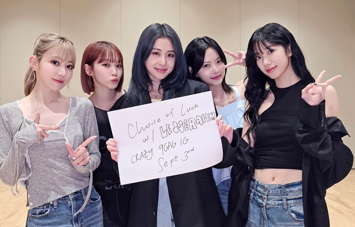 CelebrityInsid3's tweet photo. LE SSERAFIM stuns fans with a simple text post asking "Do you believe in bangs?" and it rakes in over 154,000 likes. Is a new campaign brewing with #CUTIESTREET? #LESSERAFIM #Kpop #Bangs #CUTIESTREET https://t.co/NGS3afd9Ba