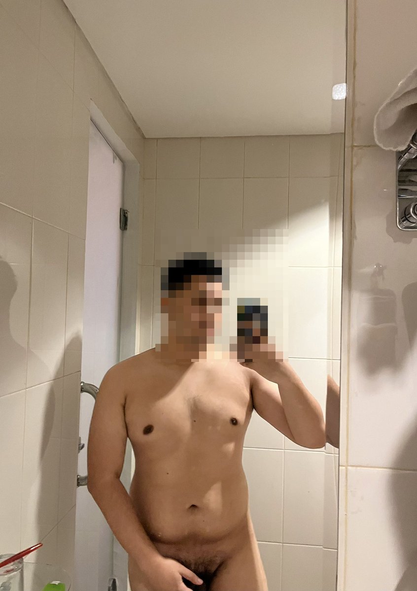 4amwood's tweet photo. just a little bathroom selfie https://t.co/eTtqxzLuuQ