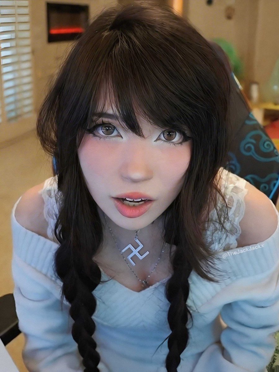 EMIRUSUPREMACY's tweet photo. how long can you stare into her eyes? https://t.co/57ikOyFgPG
