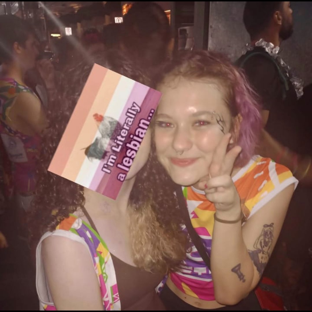 deaaaaar_'s tweet photo. É muito mais legal tirar foto com gente reconhecida quando a pessoa tá bêbada e não vai lembrar de nada https://t.co/fTt31nqYLe