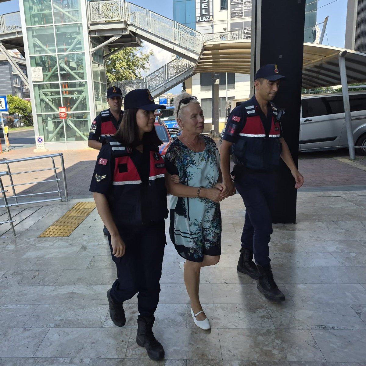 pusholder's tweet photo. Antalya'da, 13 yaşındaki kız çocuğunun haşema ile havuza girmesine izin vermeyen Rus uyruklu site yöneticisi tutuklandı. https://t.co/fEEEGHn4Zk