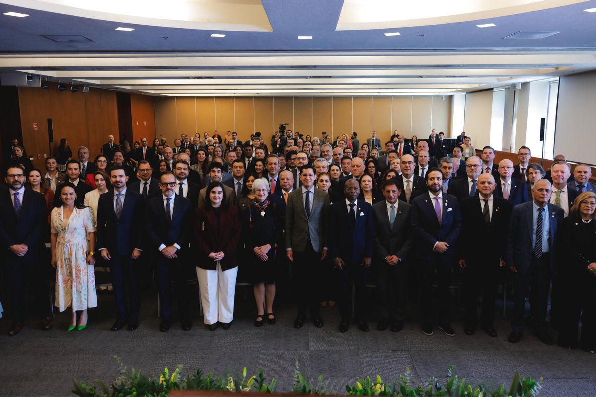 r_velascoa's tweet photo. Cien días al frente de la Cancillería. Hoy los compartí con el cuerpo diplomático acreditado en México.

Represento a un país que se transforma: donde millones han dejado atrás la pobreza, donde la seguridad avanza y donde la economía se sostiene firme. Ese México, el del liderazgo de la presidenta @Claudiashein, es el que llevamos con orgullo al mundo.

Mi convicción es sencilla: multiplicar amistades sin alejarnos de nadie, tender puentes con todas las naciones y no fallarle nunca a quien está lejos de casa. Por eso protegemos a las y los mexicanos dondequiera que estén, cuidamos la cercanía con América Latina y el Caribe, y cultivamos el diálogo y el respeto mutuo con América del Norte.

En estos meses tendimos puentes que ya dan frutos: renovamos nuestra alianza con Europa, nos acercamos a Asia-Pacífico y estrechamos la hermandad latinoamericana. Cada uno abre oportunidades para la gente de nuestro país.

Servir a México es el mayor de los honores. 🇲🇽