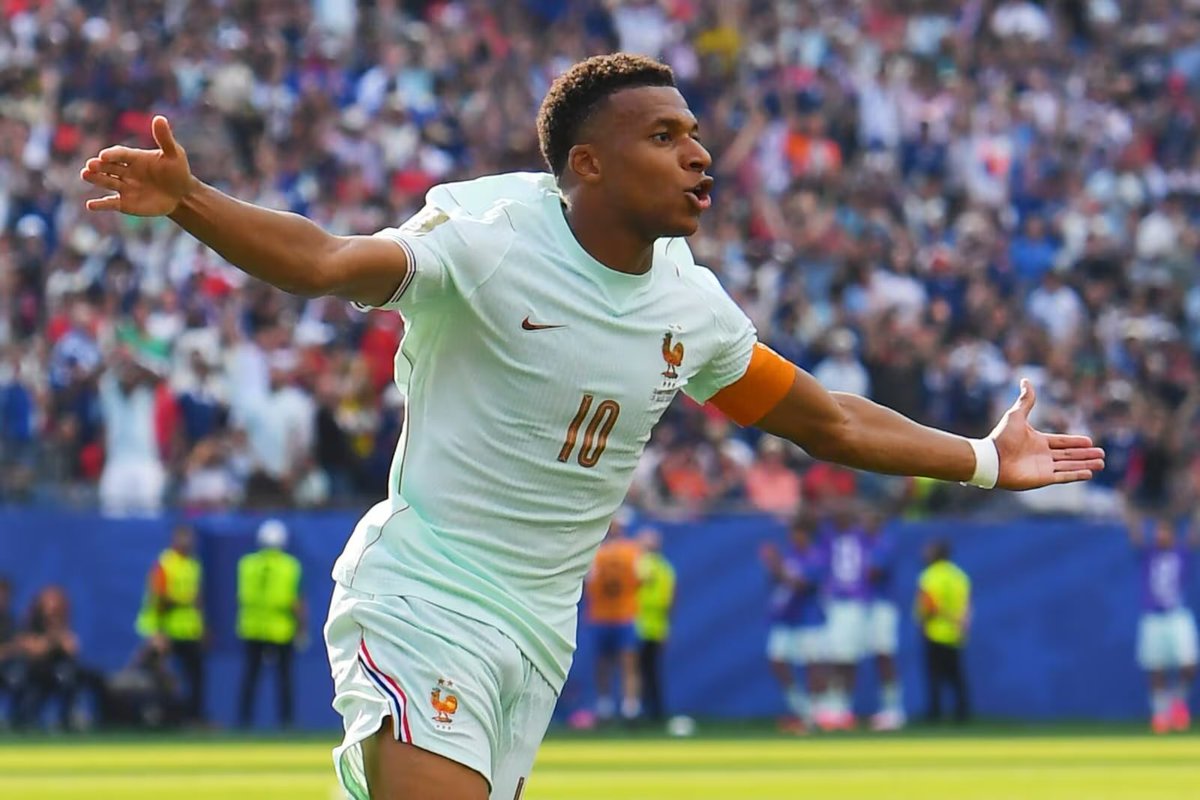 tedactu1's tweet photo. La France s’est qualifiée pour les demi-finales de la Coupe du Monde en s’imposant 2-0 face au Maroc, ce jeudi 9 juillet, lors du premier quart de finale disputé au Gillette Stadium, à Boston. Après avoir manqué un penalty en première période, Kylian Mbappé a ouvert le score avant de délivrer une passe décisive à Ousmane Dembélé pour le deuxième but. Grâce à ce succès, Didier Deschamps devient le premier sélectionneur à remporter 11 matches à élimination directe dans l’histoire de la Coupe du Monde. Il devient également le sélectionneur le plus victorieux de l’histoire de la compétition, avec 19 victoires en 24 rencontres.#TedActu
