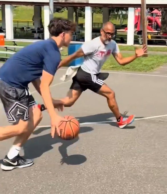 CoachMantin's tweet photo. @TemooTitan Sure if the ball handler always dribbles in a straight line. What happens at this point when the ball handler crosses back to his left? You end up on your ass lol https://t.co/0jwOmYoscZ