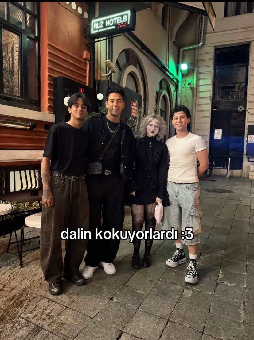 scydogan's tweet photo. artik onlar boyband uyeleri olarak sokakta durduruluyolar 😭😭 bu farkindalik geldikce aglayasim geliyo cok gururluyum https://t.co/bxqgwk1aSM