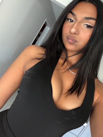 princessnuhaaa's tweet photo. Im backkkkkkk and im all tanned and sexy https://t.co/swMqRgOKBI