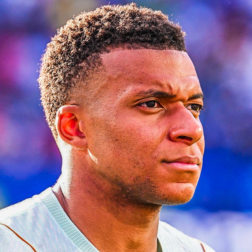 eurofootcom's tweet photo. 🚨🗣️ Roy Keane: "You could have 25 around Kylian Mbappé, but the great players decide what they're going to do with the ball. What these great players do is they dictate!" (ITV) https://t.co/z7mjo8kSXb