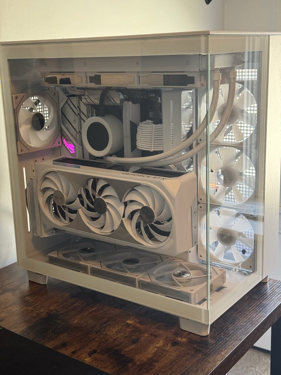 mattio64's tweet photo. @vicious696 All white 4080 super build I did before the memory loss lol https://t.co/75dmegliNO