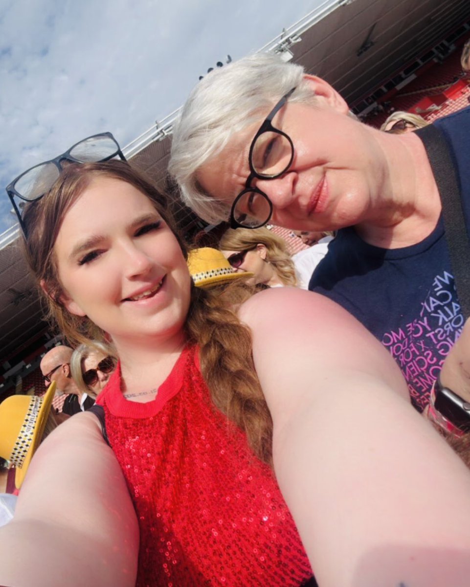 suetowns's tweet photo. A bit early but…. The biggest of Happy Birthdays to my favourite barrier buddy @DannysGirlxox  
Even though you’re a liability I wouldn’t change you for the world! 😂❤️😘
And let’s pretend #TCWSW is your birthday present from @thescript 👌😀
Can’t wait to make more memories 🤗 https://t.co/3MiymzbQuZ