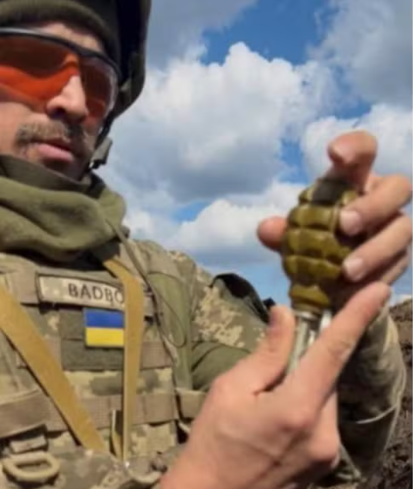 republiqueBRA's tweet photo. 🪖 🇺🇦 Tentando retomar o controle da própria vida após perder mais de R$ 340 mil em bets, carioca de 35 anos deixa Iguape (SP) e alista-se no Exército da Ucrânia para lutar na guerra. https://t.co/okiVUX34kY