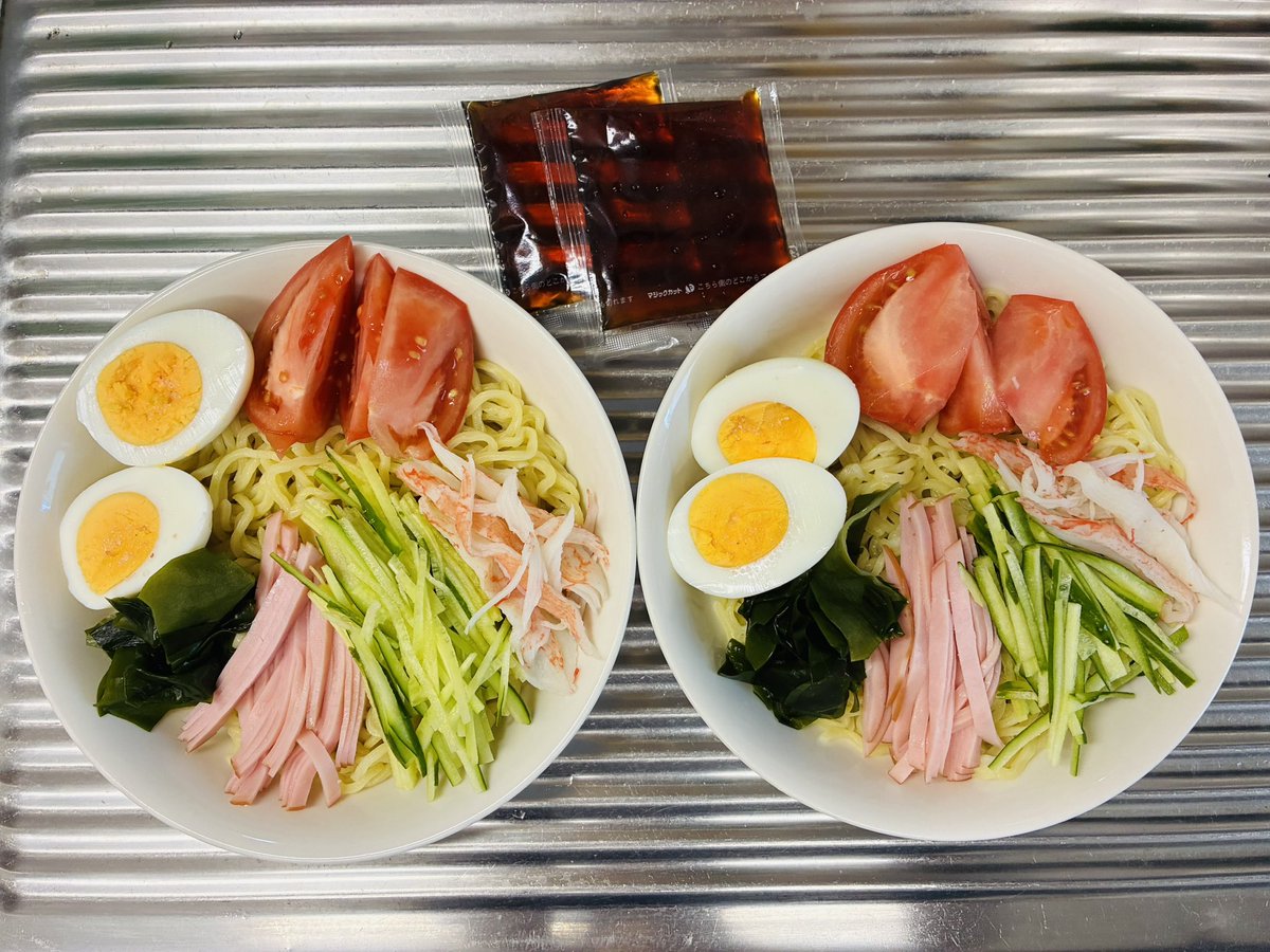 BentoBento7710's tweet photo. 娘のテストが終わり休みです。息子も今日は昼から大学へ。私はパートなので置きご飯は暑いから冷やし中華‼️息子夜までなのでパン付き🥐お弁当も大変だけど、置きご飯もなかなか大変😓特に夏場のメニュー悩みます。みんなどうしてるんだろ⁈
#今日のお昼ご飯
#置きご飯 https://t.co/ulfimtY2lj