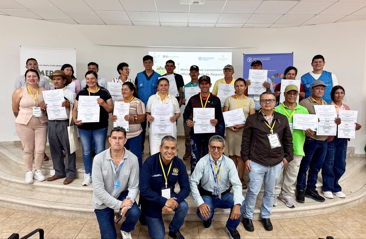 FAO_Colombia's tweet photo. En la rueda de negocios, junto a @MinAmbienteCo, @CARCDMB y @MinAgricultura, acompañamos la certificación de estas familias en Negocios Verdes y Buenas Prácticas Agrícolas (BPA), un reconocimiento que respalda alimentos de calidad y el cuidado del páramo de Santurbán. https://t.co/YmnqNsA2fd