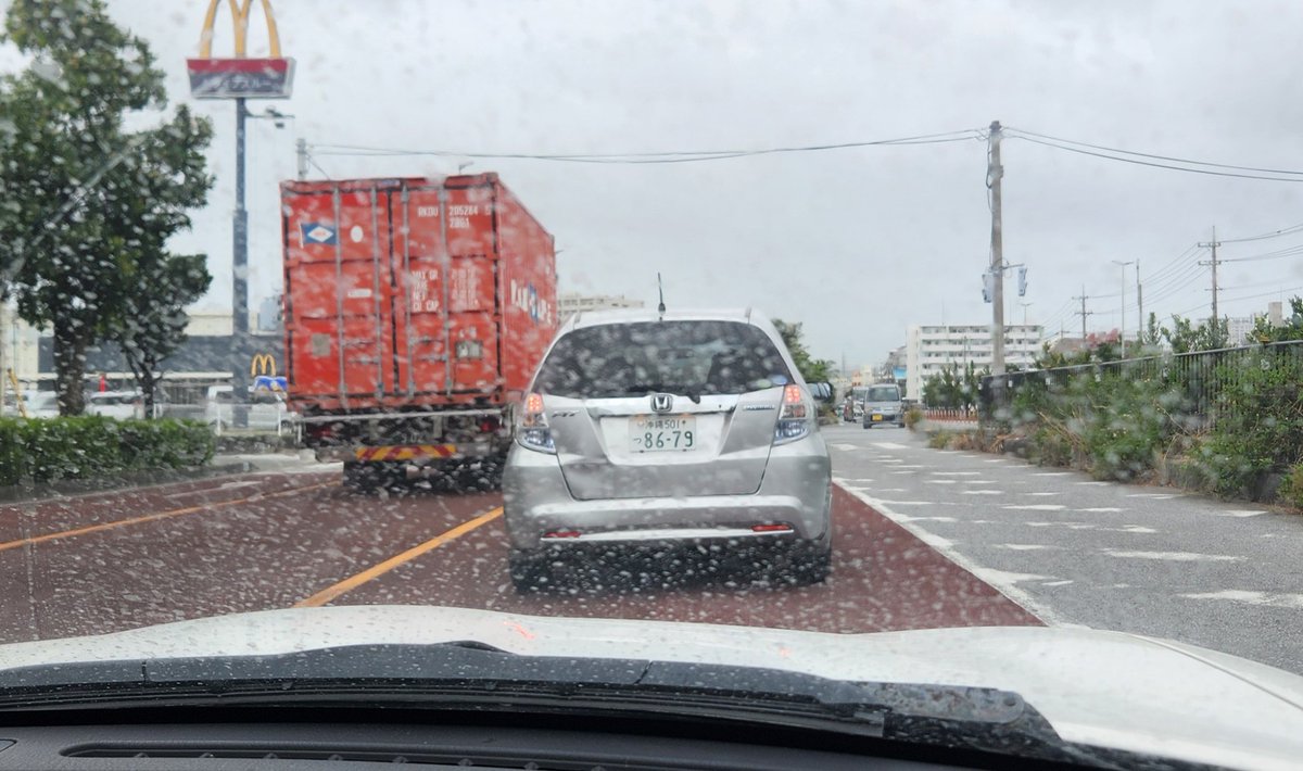 gc8taku's tweet photo. このシルバーのフィット朝から運転危なかった！
後ろ走ってたら急ブレーキとかしてくるから見掛けたら気を付けて！
メガネ掛けた男性が乗ってた。 https://t.co/pXv5NQ3naM