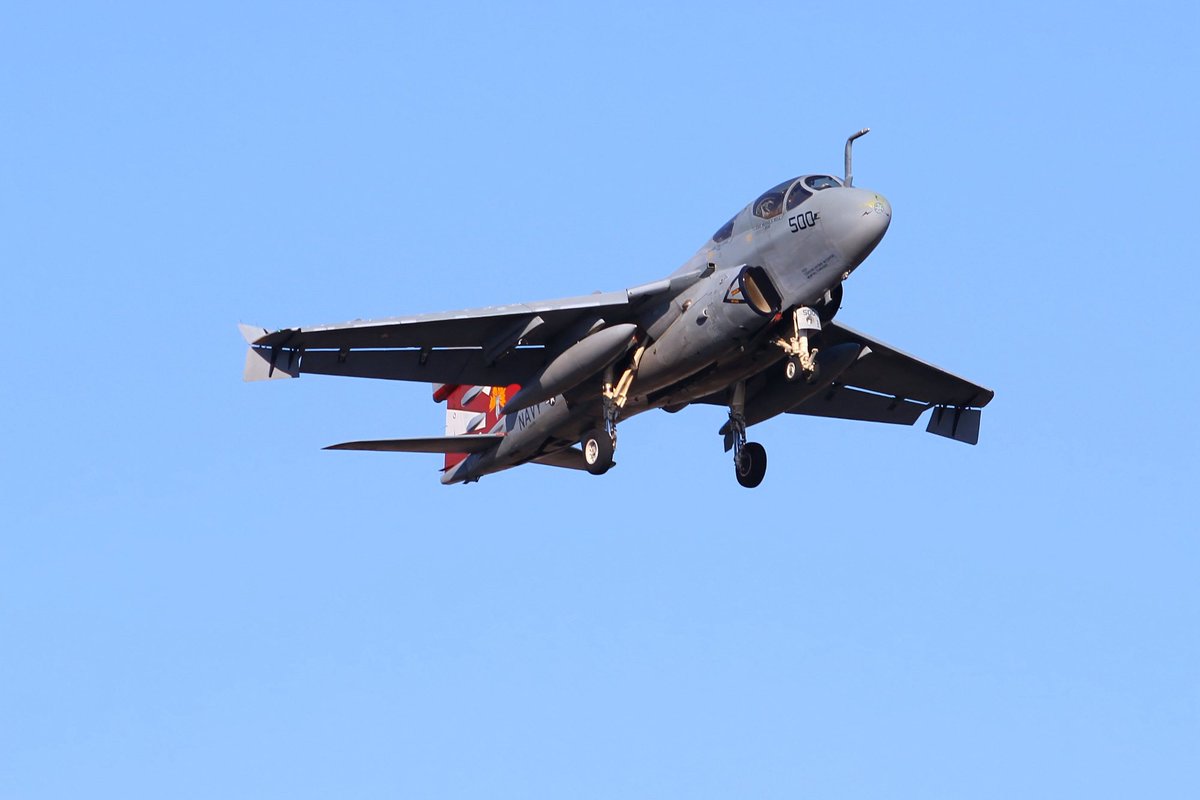 doll128atis's tweet photo. 米海軍 EA-6B（VAQ-136 NF-500 164402）

マーク付きのプラウラーさん
なかなか撮れなかったんですよね～💦
2012年のラストイヤーでようやく撮れました
よ～く見ると尾翼に「VAQ 136」の表記があります

2012年1月 厚木 https://t.co/mKdUMyOy01