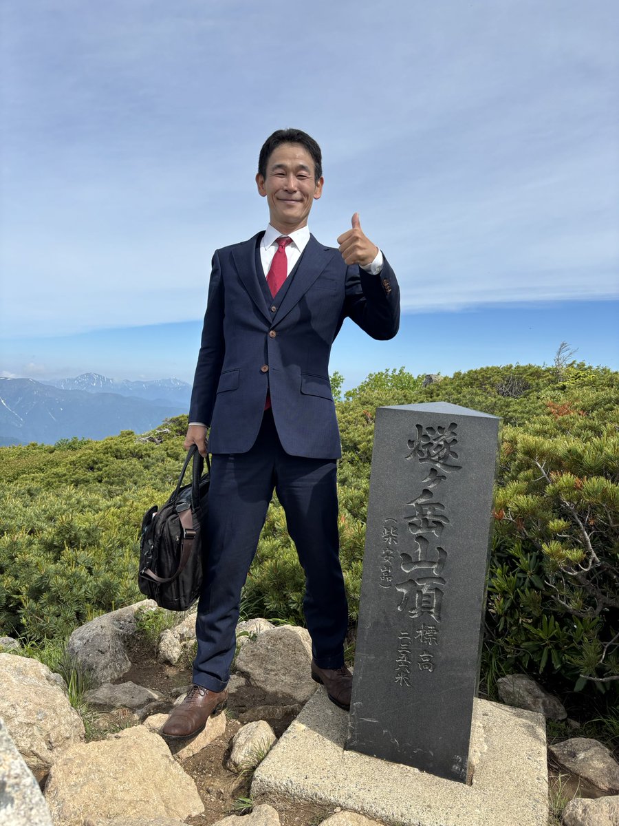 sandarsn's tweet photo. SADAのオーダースーツで尾瀬の燧ヶ岳に登頂した記念に、お土産を買って来ました。燧ヶ岳手ぬぐいの紺色と水色の2枚、そして燧ヶ岳TシャツのグレーがLサイズ、水色がMサイズの2枚です。Tシャツの水色が白っぽく写ってますが、もう少し華やかな水色です。抽選でプレゼントしますので、欲しい方は、フォロー&リツイートして頂いた上で、「欲しい！」とコメントを下さい。欲しいアイテムと色を書くのもお忘れなく(^^)