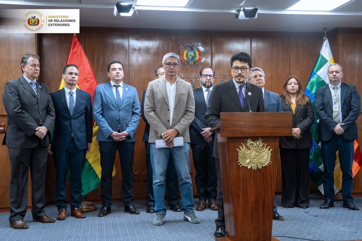 MRE_Bolivia's tweet photo. Gobierno y empresarios dan una señal clara al país: Bolivia necesita producir, exportar y recuperar confianza.

Una agenda conjunta para facilitar el comercio exterior marca un hito de coordinación público-privada en favor de la economía nacional.

📎 Nota completa: https://t.co/kUsXPqdEm9

#BoliviaAvanza